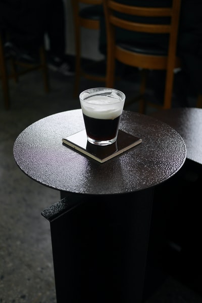 透明的玻璃杯放在棕色的圆桌上